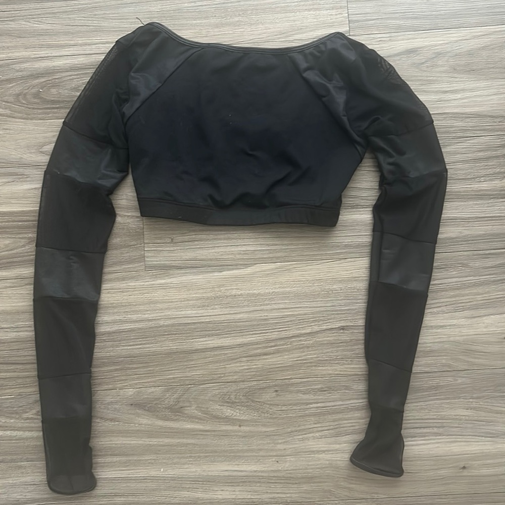 Black long sleeve crop top
